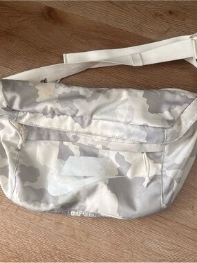 Nike Cream & Light Gray Camo Waist Pack
